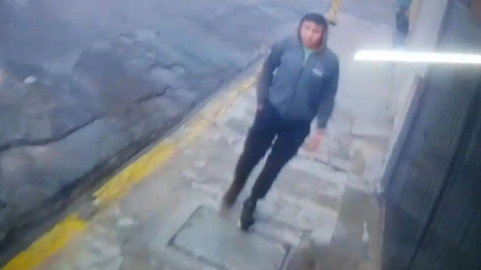 En video quedó captado el instante en el que un sujeto desconocido robó un vehículo